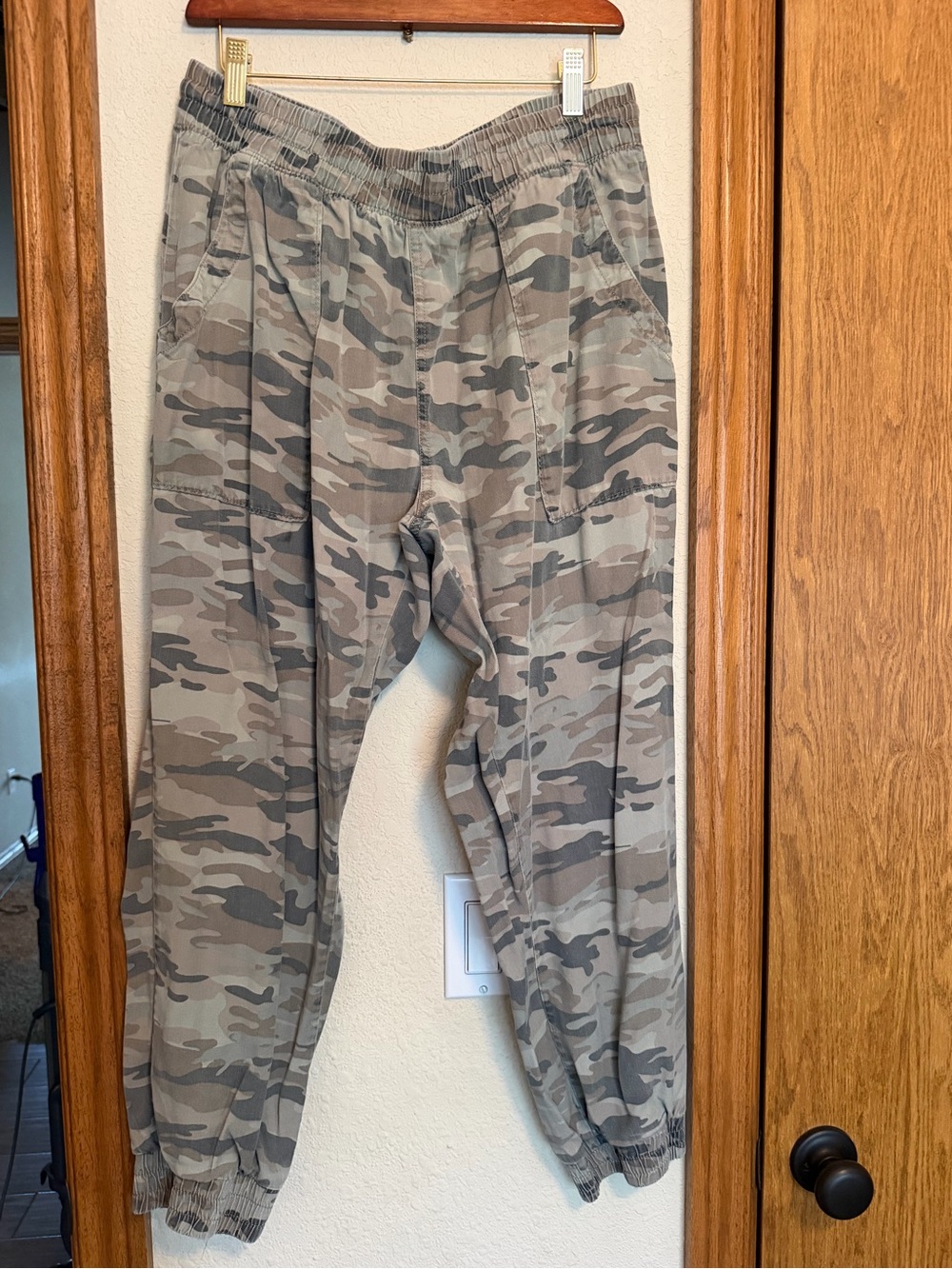 GAP Women’s Camo Joggers - Olive Green & Beige